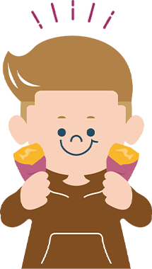 おやついもを食べる子ども